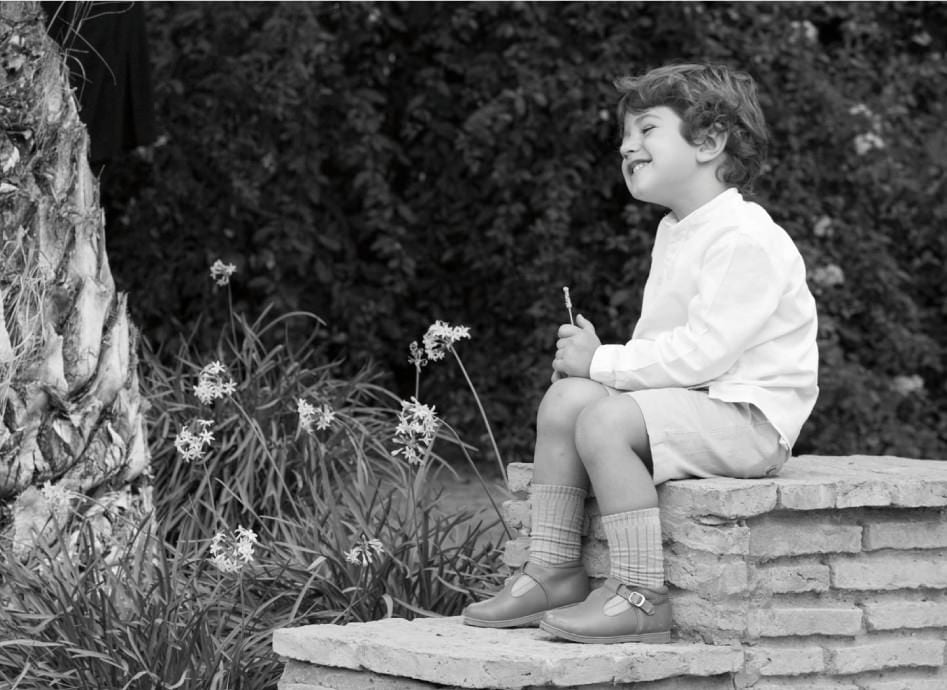 Portfolio - LyAFotógrafos - Niño con flor